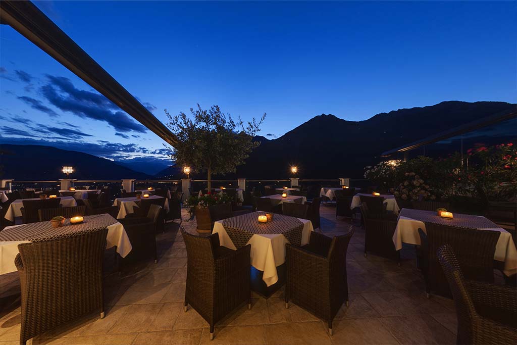 Sonnenterrasse und Poolbar